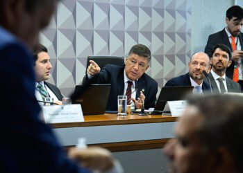 Carlos Viana pedirá ao STF devolução de documentos sobre Vorcaro — Senado Notícias