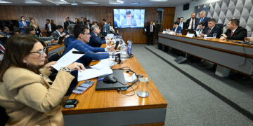 parlamentares discutem retirada de documentos sobre Banco Master — Senado Notícias