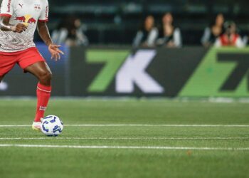 Jogador do Bragantino pede desculpas após fala machista contra árbitra