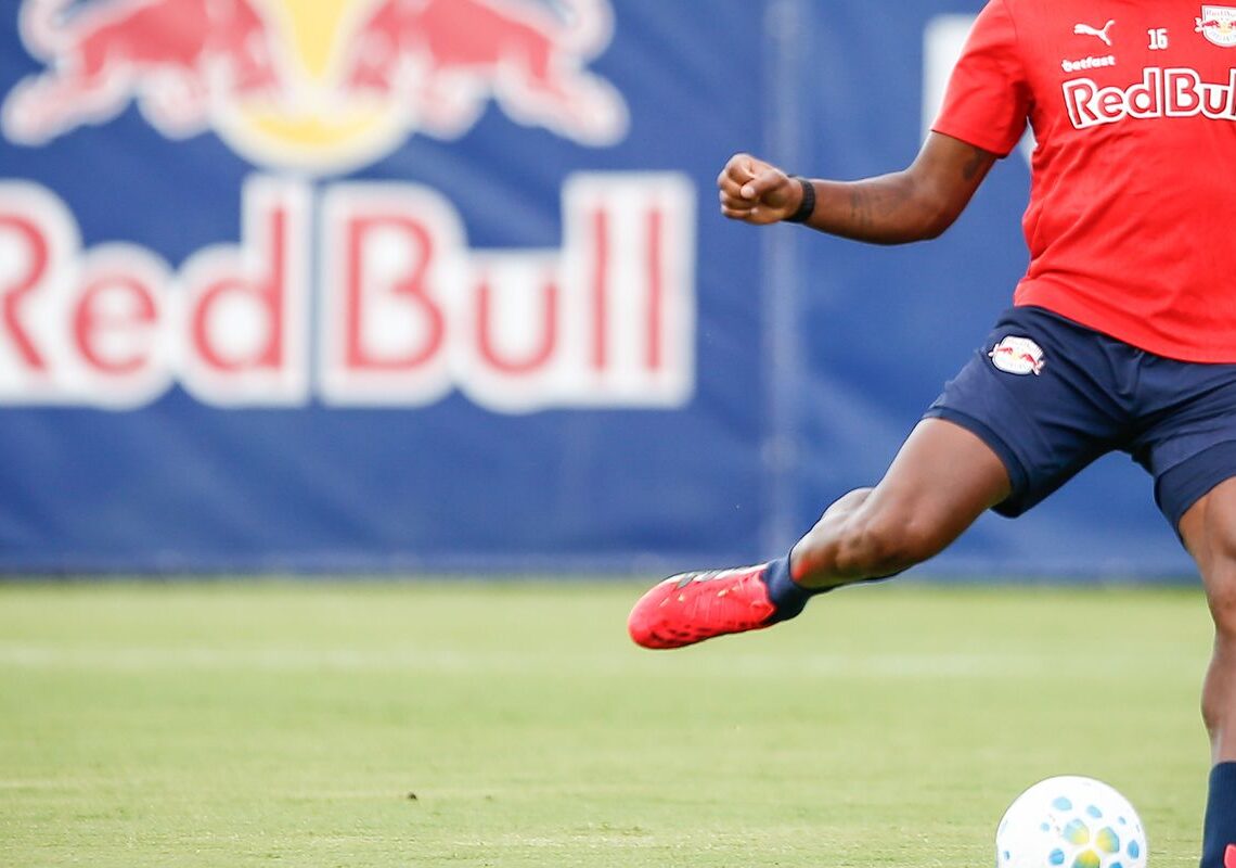 Bragantino multa zagueiro por fala machista contra árbitra