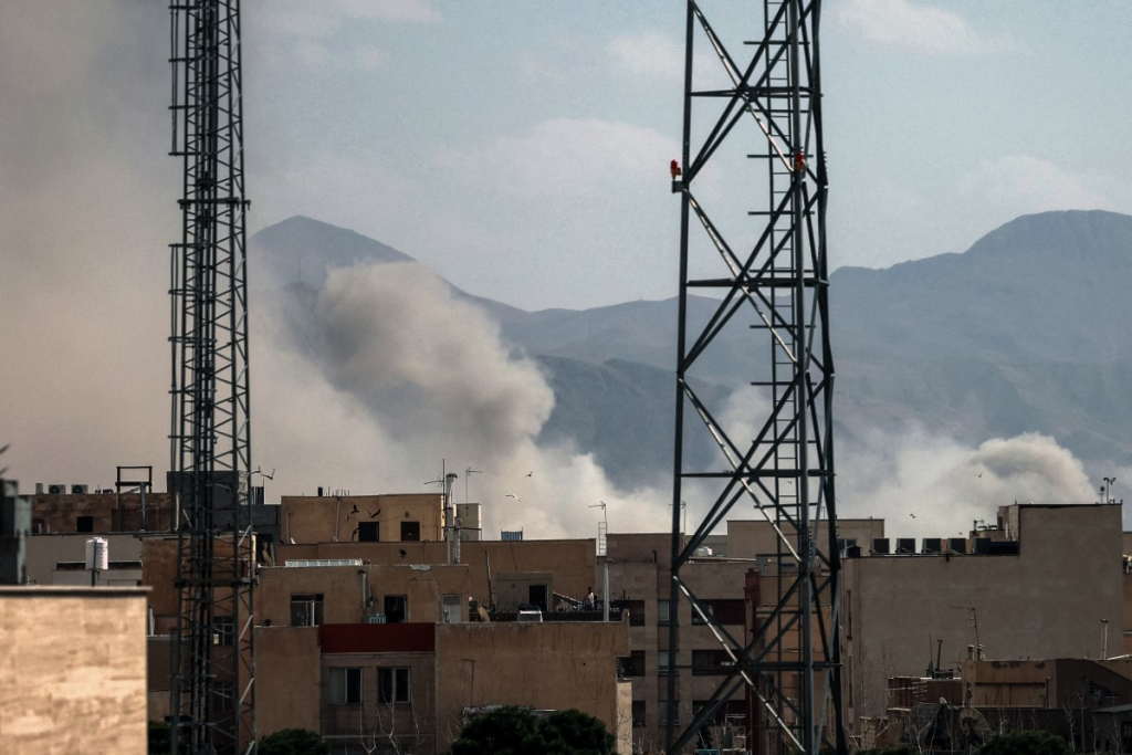 Novas explosões são ouvidas na capital do Irã após ataques dos EUA e de Israel