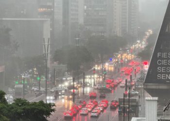 Cidade de SP registra 1.291km de lentidão e bate recorde de trânsito do ano