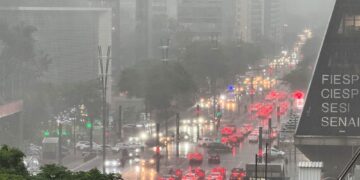 Cidade de SP registra 1.291km de lentidão e bate recorde de trânsito do ano