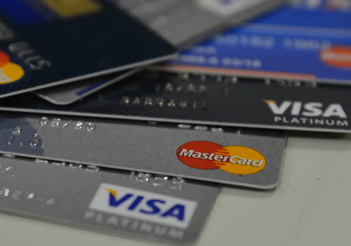 Percentual de famílias com dívidas cresce, mas inadimplência cai