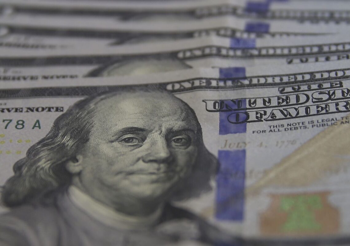 Dólar fecha em R$ 5,16 e atinge menor valor em 20 meses