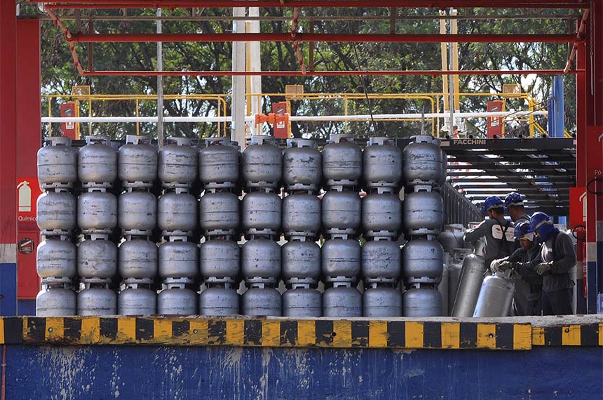 Lei torna programa Gás do Povo permanente — Senado Notícias