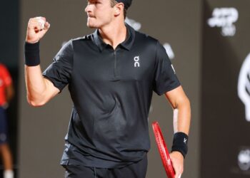 João Fonseca vence Thiago Monteiro em duelo brasileiro pelo Rio Open