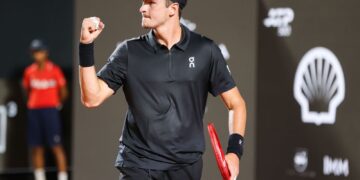 João Fonseca vence Thiago Monteiro em duelo brasileiro pelo Rio Open
