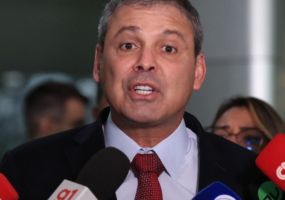 Governo deve enviar projeto para acabar com escala 6×1, diz líder