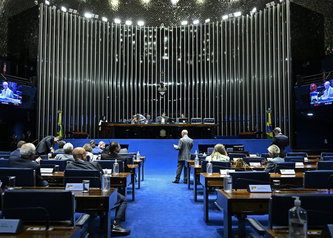 Plenário vota na terça PEC que garante locais de descanso para motoristas — Senado Notícias