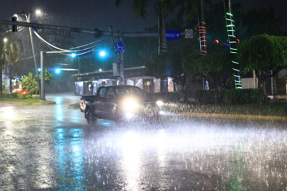 7 erros ao dirigir na chuva forte e como evitá-los na estrada