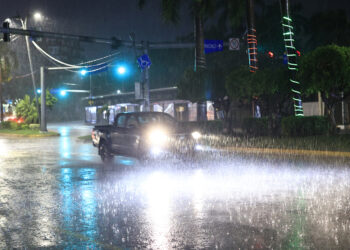 7 erros ao dirigir na chuva forte e como evitá-los na estrada