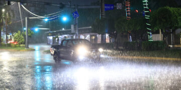 7 erros ao dirigir na chuva forte e como evitá-los na estrada
