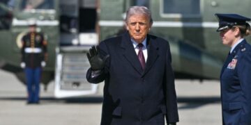 Trump assina ordem executiva para eliminar práticas de diversidade  