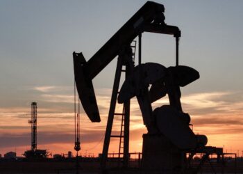 Dólar salta a R$ 5,26, e Bolsa cai 3% com escalada no Oriente Médio