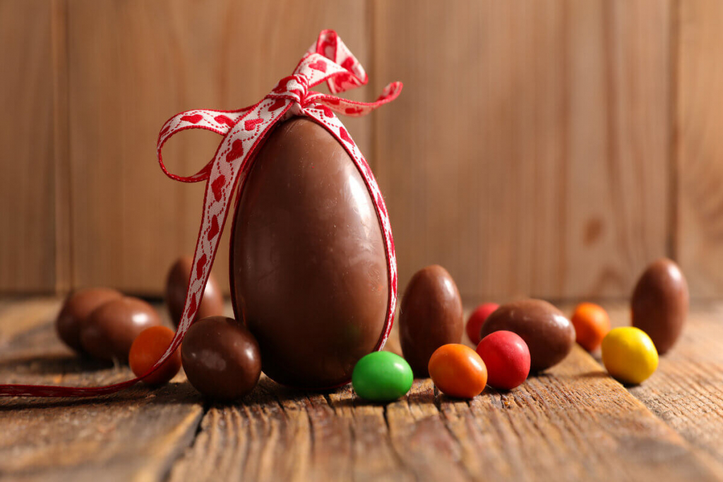 Entenda por que damos ovos de chocolate na Páscoa e a origem histórica dessa tradição