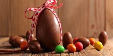 Entenda por que damos ovos de chocolate na Páscoa e a origem histórica dessa tradição