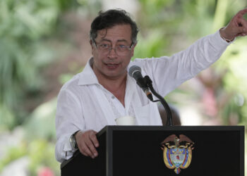 Petro diz que o Equador bombardeou território da Colômbia e matou 27 pessoas