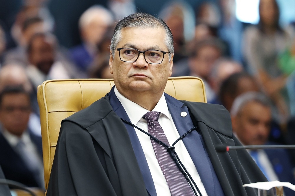Blogueiro acusado de perseguir Dino fica em silêncio durante depoimento à PF