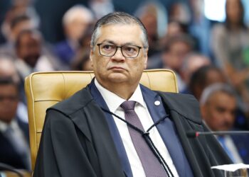 Blogueiro acusado de perseguir Dino fica em silêncio durante depoimento à PF