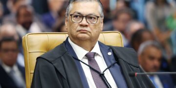 Blogueiro acusado de perseguir Dino fica em silêncio durante depoimento à PF