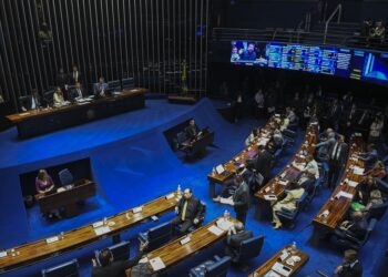 Senado aprova ampliação da licença-paternidade para 20 dias