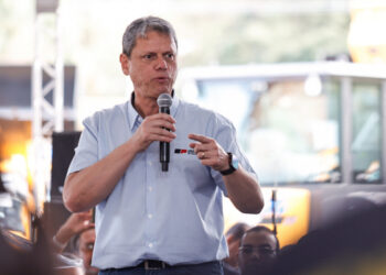 Tarcísio rebate Haddad sobre ser blindado de críticas: ‘Não é culpa minha’ 