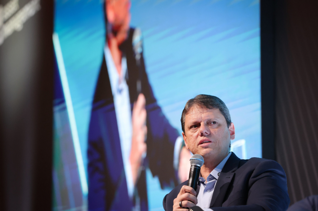 Tarcísio pede aumento de 10% para polícias à Alesp
