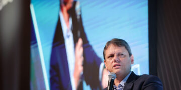 Tarcísio pede aumento de 10% para polícias à Alesp