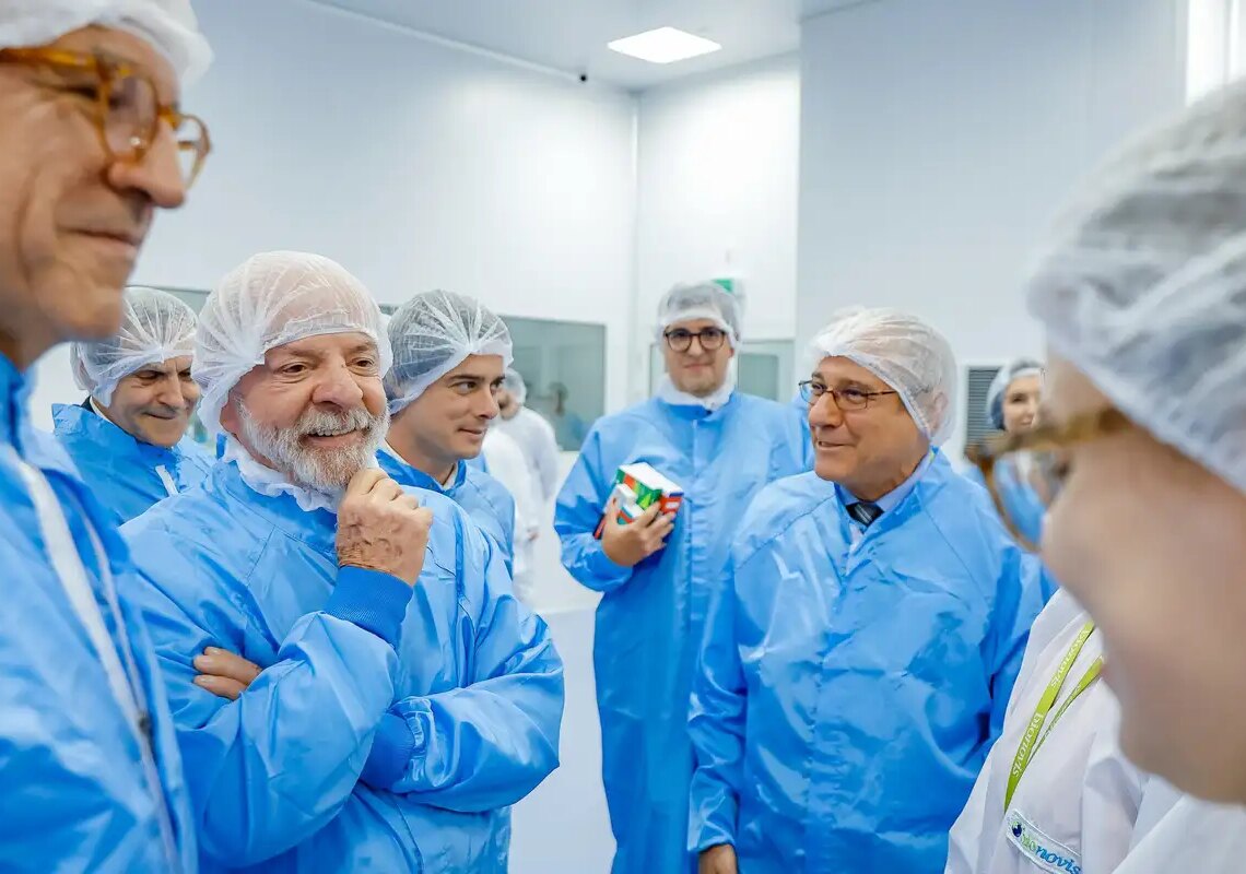 Lula visita fábrica em Valinhos que fornece 19 milhões de produtos ao SUS