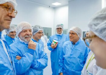 Lula visita fábrica em Valinhos que fornece 19 milhões de produtos ao SUS