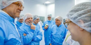 Lula visita fábrica em Valinhos que fornece 19 milhões de produtos ao SUS