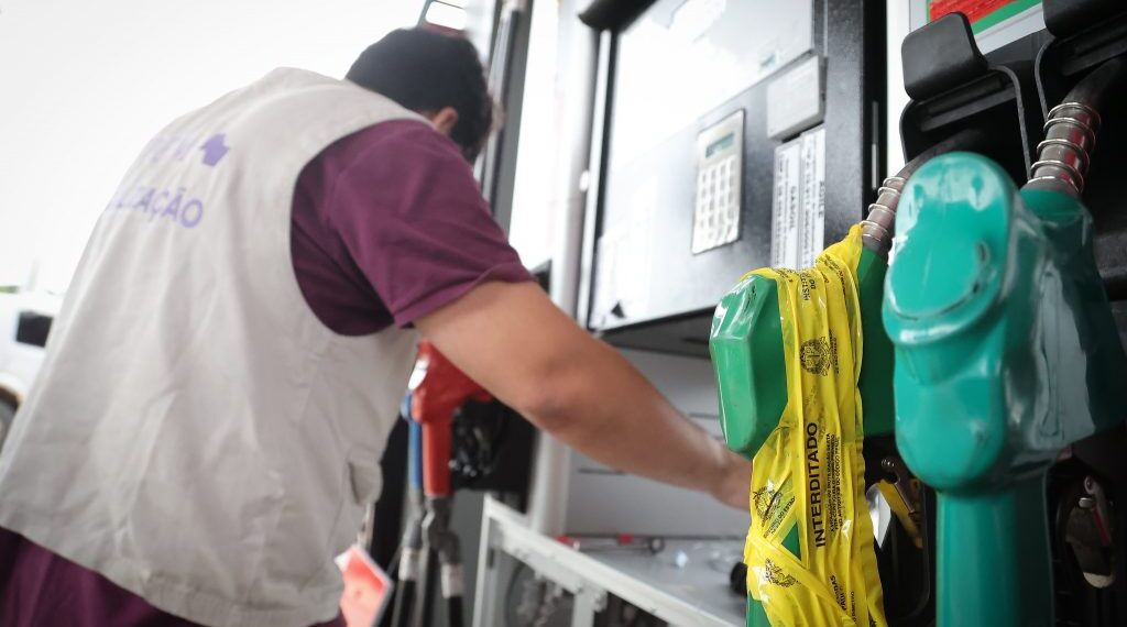 Força-tarefa do Governo de SP interdita posto e lacra 21 bombas em quatro regiões da capital