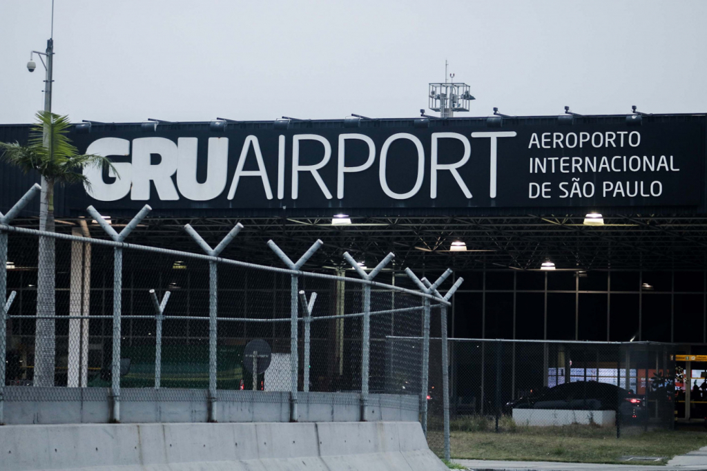Aeroporto de Guarulhos isola Terminal 3 após suspeita de bomba em ônibus