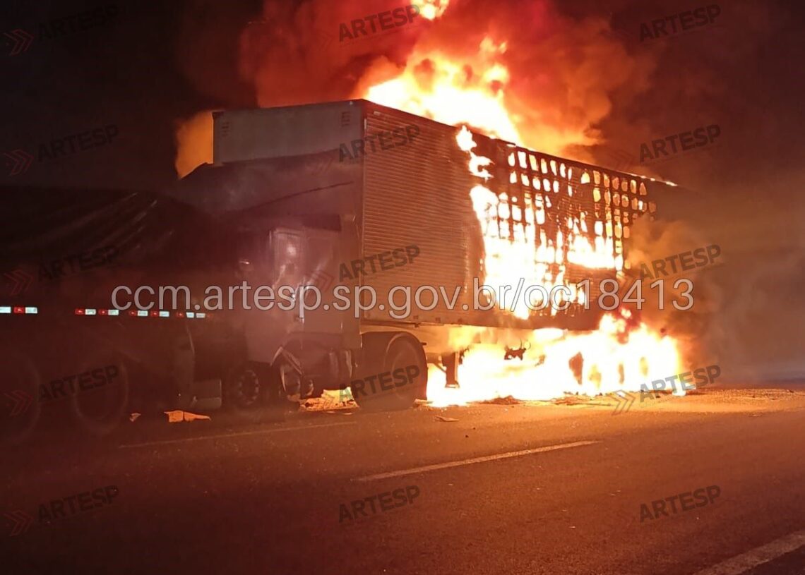 Carreta bate e pega fogo na Dom Pedro, em Campinas; rodovia apresenta congestionamento
