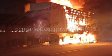 Carreta bate e pega fogo na Dom Pedro, em Campinas; rodovia apresenta congestionamento
