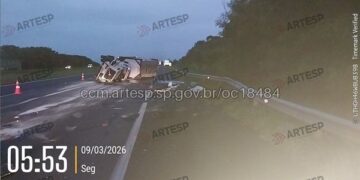 Acidente entre carro e carreta gera congestionamento na Adalberto Panzan, em Campinas