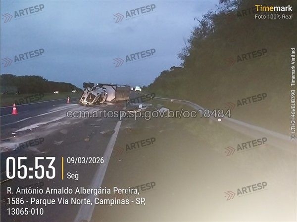 Acidente entre carro e carreta gera congestionamento na Adalberto Panzan, em Campinas