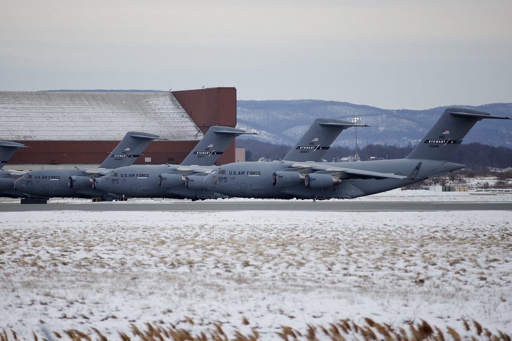 Como o avião C-17 Globemaster da Boeing consegue transportar tanques e tropas inteiras