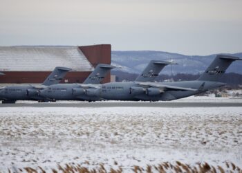 Como o avião C-17 Globemaster da Boeing consegue transportar tanques e tropas inteiras