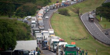 Caminhoneiros desistem de greve após Lula assinar MP que beneficia a categoria