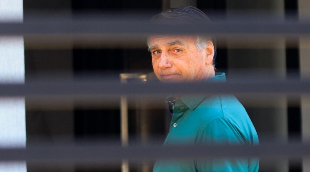 Bolsonaro recebe alta e ficará em prisão domiciliar temporária