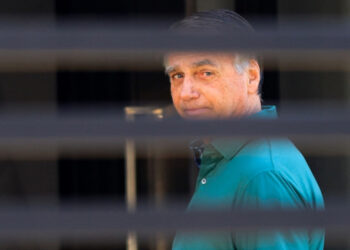 Bolsonaro recebe alta e ficará em prisão domiciliar temporária