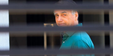 Bolsonaro recebe alta e ficará em prisão domiciliar temporária