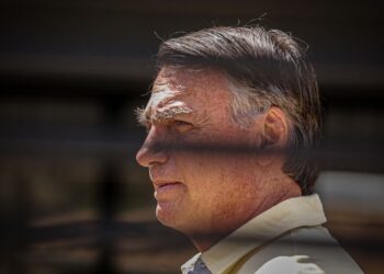 Bolsonaro segue na UTI e sem previsão de alta; quadro é estável e afebril