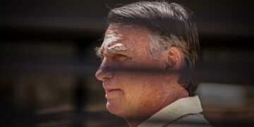 Bolsonaro segue na UTI e sem previsão de alta; quadro é estável e afebril