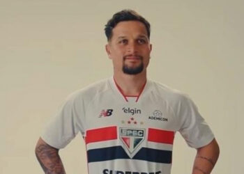 Artur exalta companheiros e torcida na chegada ao São Paulo e faz 1º treino