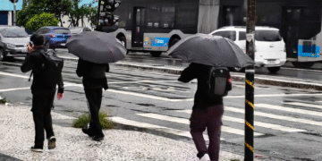 Cidade de SP entra em alerta vermelho para fortes chuvas e alagamentos