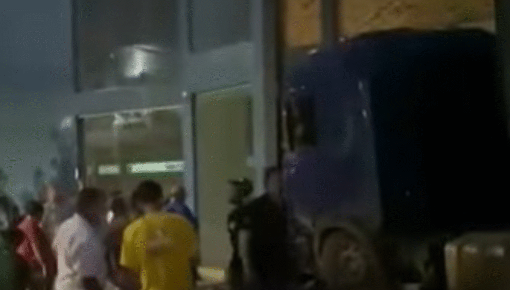 Carreta sem motorista invade restaurante na BR-040 em Minas Gerais; veja vídeo