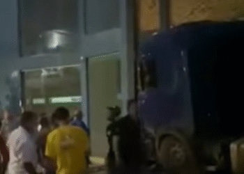 Carreta sem motorista invade restaurante na BR-040 em Minas Gerais; veja vídeo